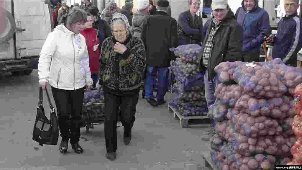 Население, доходы которого падают с каждым днем, в складчину закупает у оптовиков картошку сетками по 17 рублей за килограмм ( 5 гривень) и забивает ею прихожие и балконы