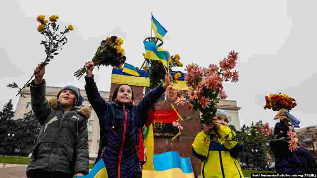 Херсон, 13 листопада 2022 року: посмішки й квіти, а також кольори України – синьо-жовтий та червоно-чорний
