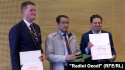 Täjik türmelerindäki tussaglaryň hukuklaryny goraýjy Buzurgmehr Ýorowa baýrak berlen pursady. Warşawa, 2019-njy ýylyň 18-nji sentýabry.