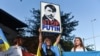 Плакат на акції підтримки України із зображенням президента РФ Володимира Путіна під час візиту до Південно-Африканської Республіки керівника МЗС Росії Сергій Лаврова. Преторія, ПАР, 23 січня 2023 року 