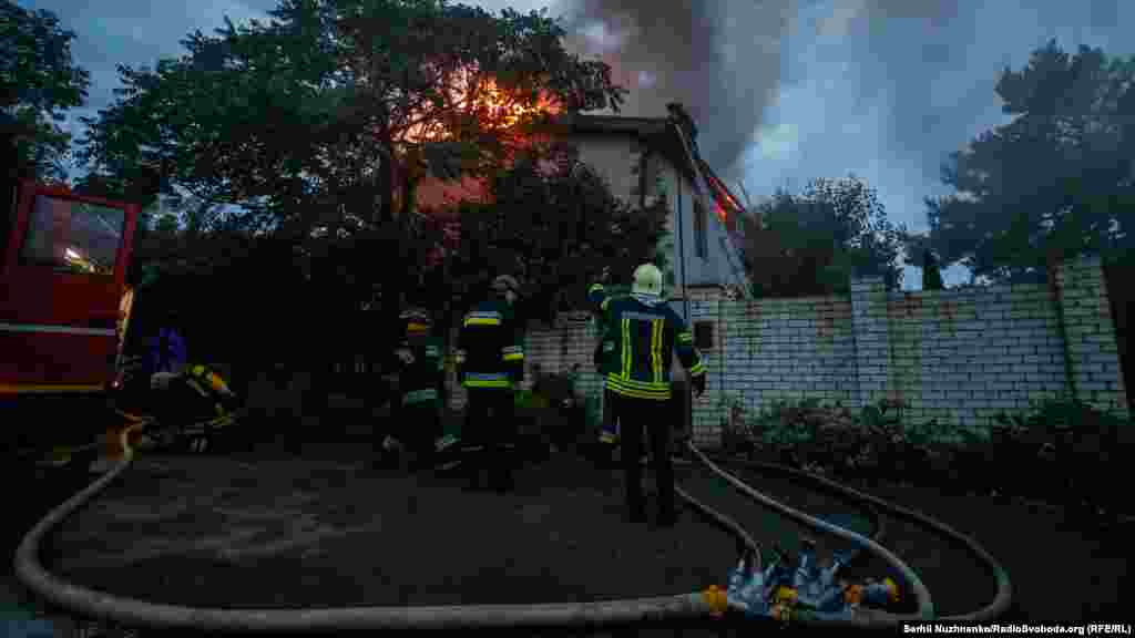 Пожежники оглядають місце події