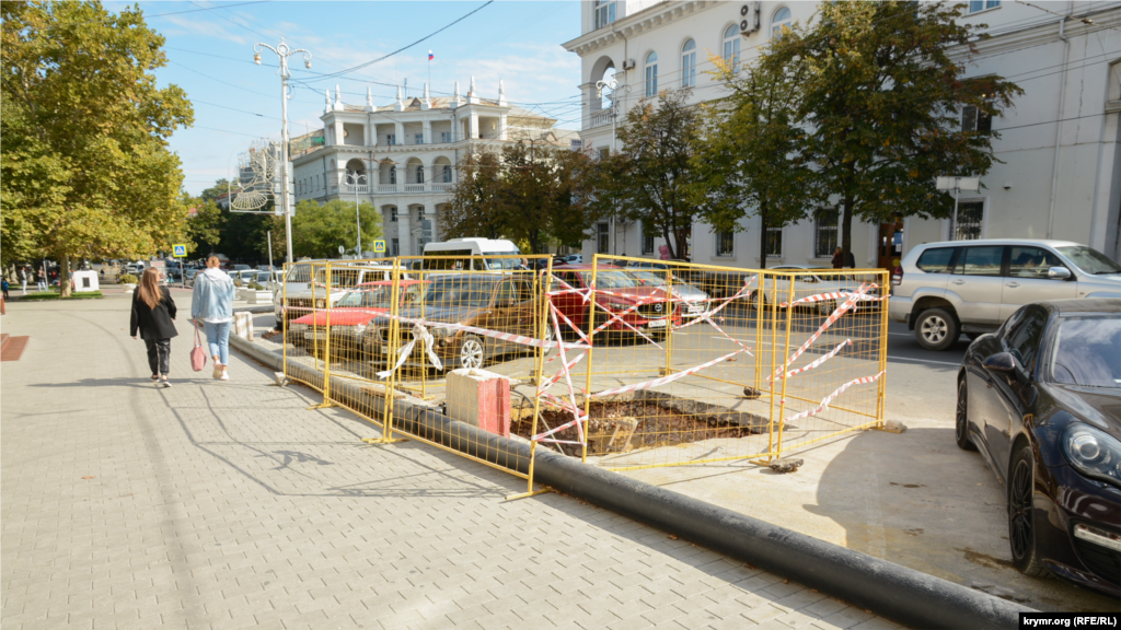 Земляні роботи біля готелю «Севастополь» на проспекті Нахімова