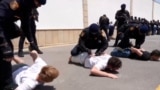 Бакуда ккармалган орусиялык жарандар. (Сүрөт видеодон алынды)