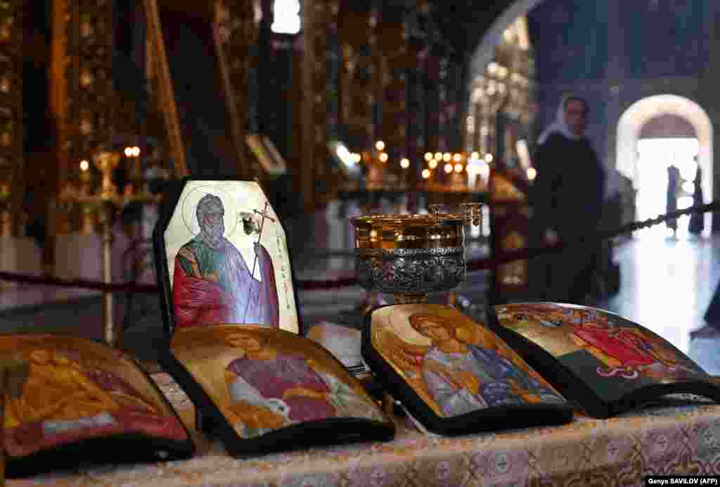 Ікони створені в рамках проєкту ArtArmor, який збирає благодійні пожертви та проголошує, що «мистецтво сильніше за зброю». У планах – збільшити колекцію ікон до 27, вони представлятимуть кожну область України та три міста: Київ, Севастополь та Сімферополь
