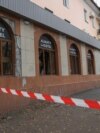Оцепленная местность перед Almaty Hostel после пожара