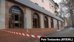 Оцепленная местность перед Almaty Hostel после пожара
