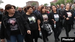 Armenia - Mothers of soldiers killed in the 2020 Karabakh war lead an anti-government demonstration in Yerevan, May 20, 2023.