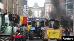 Євроопейські фермери беруть участь у протесті проти цінового тиску, податків і екологічного регулювання в день зустрічі міністрів сільського господарства ЄС у Брюсселі, Бельгія, 26 березня 2024 року.