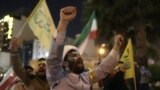 Иранцы в Тегеране радуются атаке дронами и ракетами территории Израиля. Корпус стражей исламской революции (КСИР) нанёс воздушные удары по Израилю 14 апреля.<br />
<br />
Беспрецедентный крупномасштабный ракетный удар по Израилю вызвал сирены воздушной тревоги по всей стране, хотя ПВО отразила&nbsp;большинство летящих снарядов