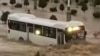 Ýagyş suwunyň içinden barýan awtobus. Aşgabat, 16-njy maý, 2024. 