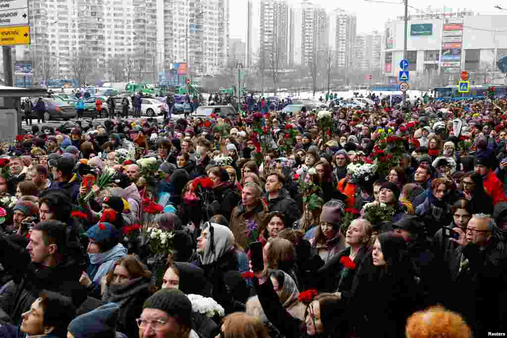Коштошуу үчүн миңдеген адамдар келди. 
