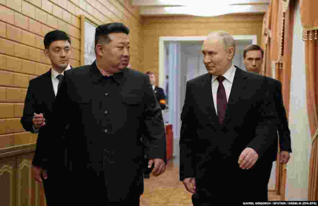 Путін (праворуч) висловив вдячність лідеру Північної Кореї за «непохитну підтримку». Кремль хоче отримати від КНДР снаряди та балістичні ракети, щоб далі обстрілювати Україну