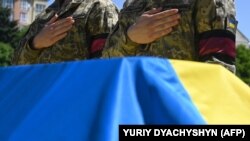 Украиналык аскерди акыркы сапарга узатуу. (Архив)