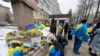 Річниця повномасштабного вторгнення Росії: в Алмати люди несли квіти до пам’ятника Шевченку, співали українських пісень