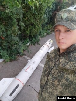 Российский солдат в оккупированной Херсонской области и противорадиолокационная ракета HARM, 2022 год.