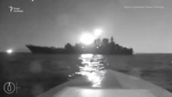 Морський безпілотник-катер наближається до російського десантного корабля «Оленьогірський гірник» поблизу порту Новоросійськ