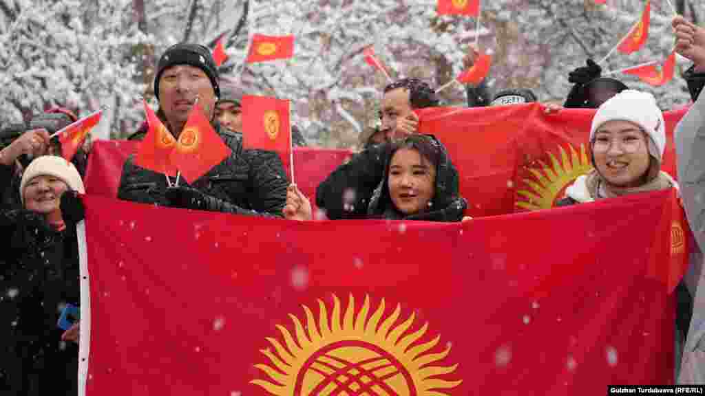 Митинг тынч өттү, тартип бузуу байкалган жок. Милицияга чогулгандарга көз салып турду. 