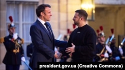 Президент України Володимир Зеленський обговорив зі своїм французьким колегою Емманюелем Макроном ситуацію на полі бою та оборонні потреби України (архівне фото)