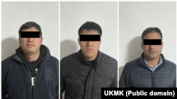 Кармалган эки милиция кызматкери жана Пакистандын жараны. УКМК тараткан сүрөт.