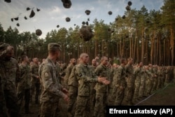 Військові після закінчення навчань на полігоні поблизу Києва у вересні 2023