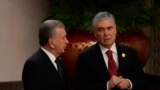 Türkmenistanyň Halk maslahatynyň başlygy Gurbanguly Berdimuhamedow Özbegistanyň prezidenti Şawkat Mirziýoýew bilen duşuşyk wagtynda. Arhiw suraty.