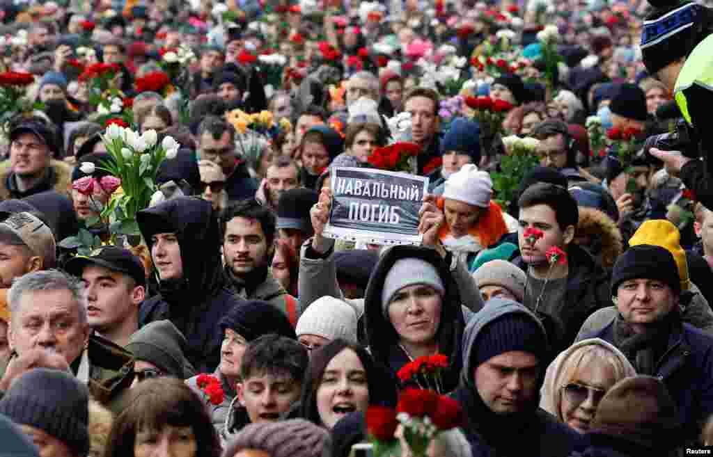 Алексейдин сөөгү жаткан табытты кабырга Фрэнк Синатрдын My way ырынын музыкасынын коштоосунда салышты. Саясатчы Леонид Волков түз эфирде My way ырын Алексей Навальный сүйүп укканын айтты. 