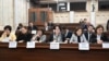 Билим берүү жана илим министри Догдуркүл Кендирбаева баштаган айымдар парламенттеги жыйынга катышып жатышат. Сүрөт иллюстрация үчүн колдонулду. 
