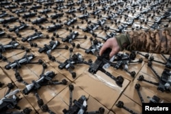 Украинский военнослужащий демонстрирует FPV-дроны, переданные фондом "Вернись живым" одной из десантных бригад Украины, Киев 14 февраля 2024 года