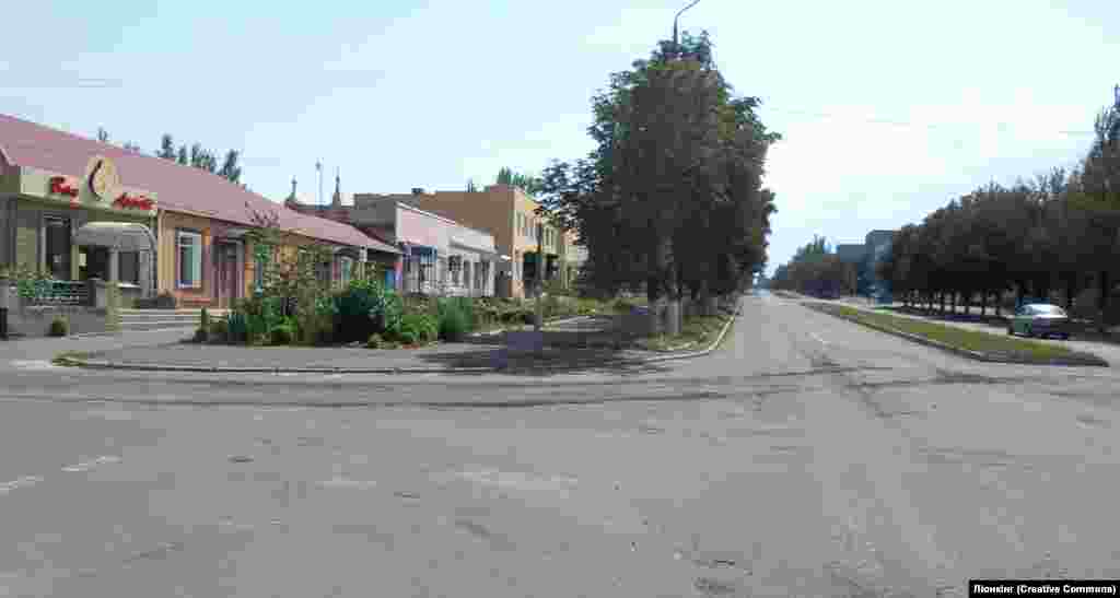 Магазини, яких вже не існує, на фото у Мар'їнці від серпня 2014 року. «Я ніколи не могла уявити, що незабаром у Мар'їнці не залишиться жодного жителя, жодного вцілілого будинку, – каже фотографка Олена Гром