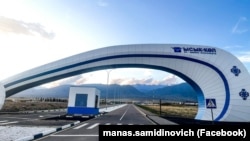 Тамчы аба майданынын кире бериши. 