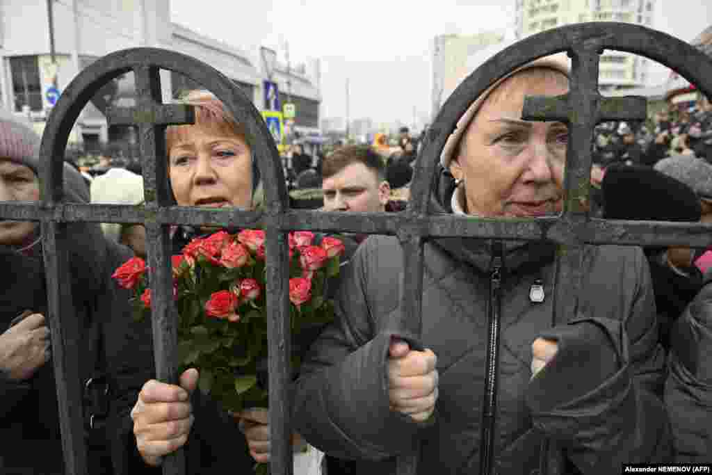 Алексей Навальный менен коштошууга келгендердин кезеги эки чакырымга созулду. Полиция эки катарга тизилип калкан болуп турду жана келгендердин документтерин текшерип жатышты. 