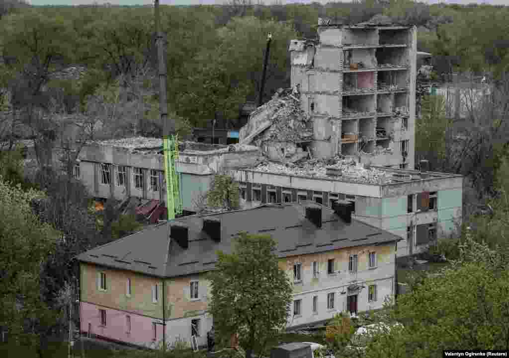 Масштаби руйнувань внаслідок російської атаки на Чернігів. Після російського ракетного удару по Чернігову міністр закордонних справ Дмитро Кулеба заявив, що закликатиме партнерів України надати додаткові засоби протиповітряної оборони. «Ці невинні люди не були б вбиті чи поранені, якби Україна мала достатні можливості протиповітряної оборони. Три дні тому на Близькому Сході ми побачили, як виглядає надійний захист людських життів від ракет», – написав він у соцмережі Х