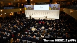 Գերմանիա - Ուկրաինայի նախագահ Վլադիմիր Զելենսկին տեսակապով ելույթ է ունենում Մյունխենի Անվտանգության համաժողովում, 17-ը փետրվարի, 2023թ.