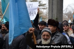 Проукраїнський мітинг проти сепаратизму в Криму біля Верховної Ради АР Крим. Сімферополь, 26 лютого 2014 року