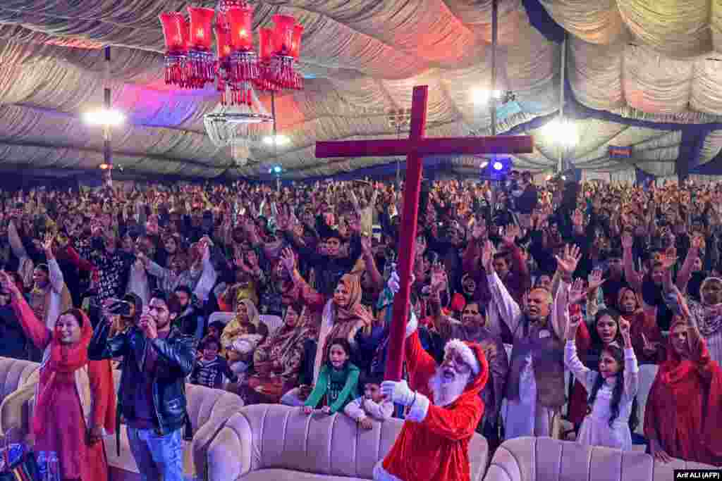 Creștinii participă la o liturghie specială înainte de Crăciun la o biserică din Lahore, Pakistan, pe 20 decembrie.