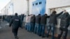 "Держали в участке несколько часов". Полиция вербует мигрантов на войну