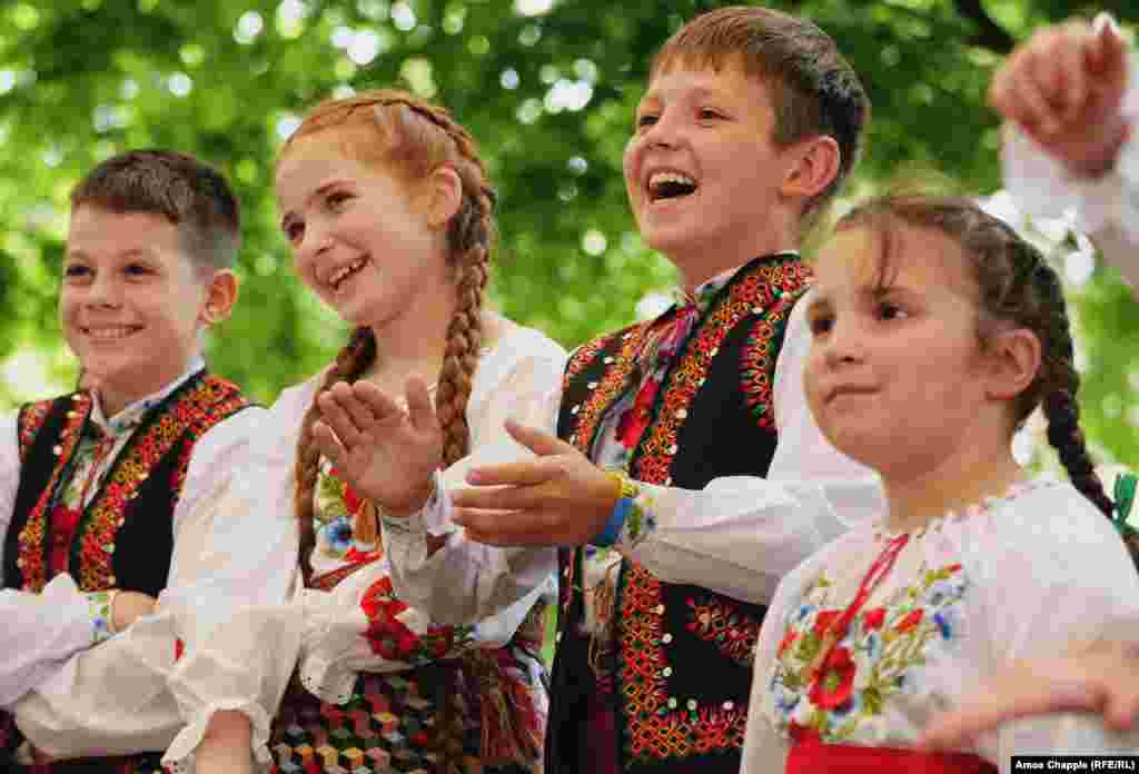 Маленькі українці у вишиванках аплодують гурту, який виступає на Vyshyvanka Fest. Район Голешовіце, Прага, Чехія. 19 травня 2024 року