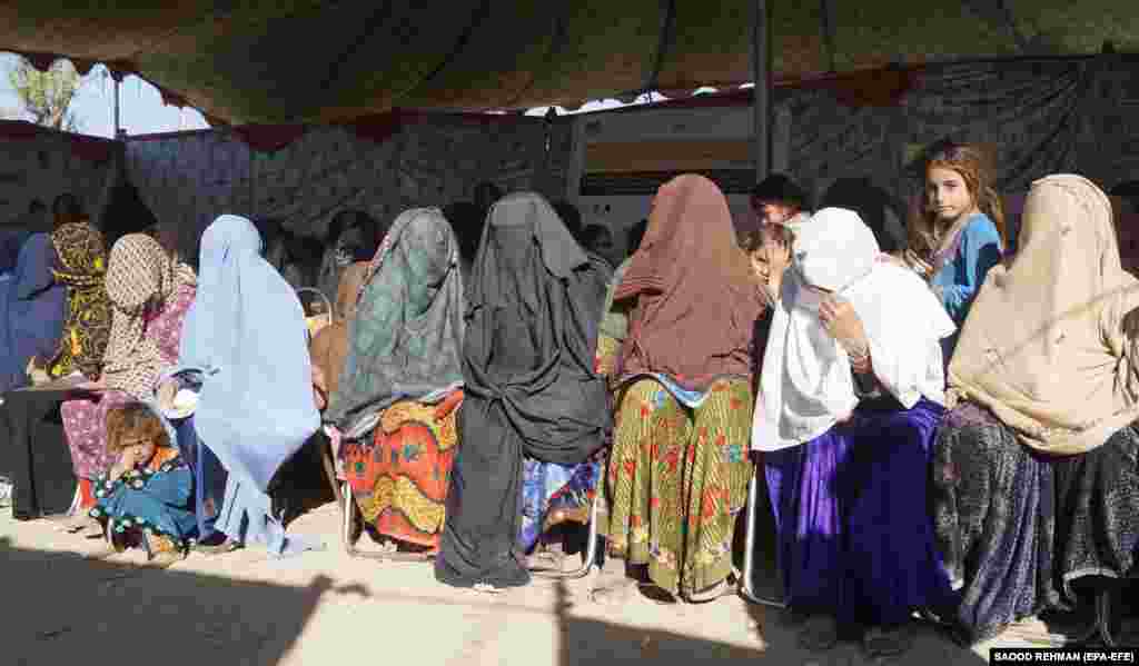 Refugiații afgani așteaptă să primească tratament într-o tabără medicală gratuită înființată de organizații neguvernamentale în Dera Ismail Khan, Pakistan.