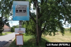 O stație de autobuz din satul Tard, din nord estul Ungariei.