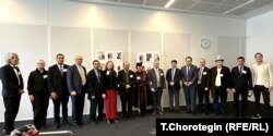 Лондон шаарындагы “Чыңгыз Айтматовдун гуманисттик туруму жана анын дүйнөлүк мурасы” аттуу илимий жыйындын айрым катышуучулары. 08.12.2023.