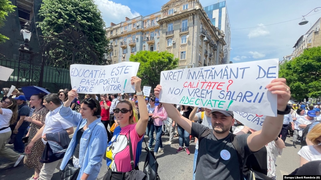Numărul cadrelor didactice din sistemul de educaţie din România a crescut, cu peste 2.000 de persoane, până la peste 240.000, în anul şcolar 2022-2023, faţă de anul precedent.