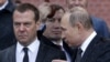 Секретар Ради безпеки РФ Дмитро Медведєв (л) і президент Росії Володимир Путін, архівне фото, 2017 рік