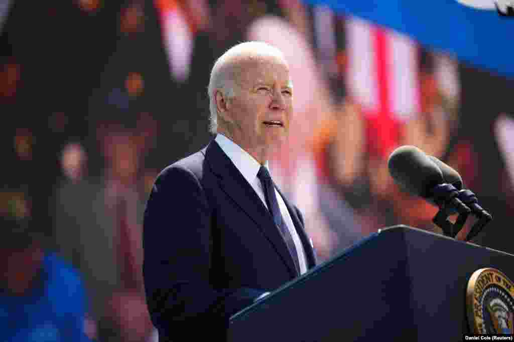 Predsednik Džo Bajden potvrdio je posvećenost SAD odbrani Ukrajine u govoru povodom obeležavanja 80. godišnjice Dana D na Američkom groblju u Normandiji i memorijalu u Kolvil-sur-meru 6. juna. &quot;Predati se nasilnicima, pokloniti se pred diktatorima jednostavno je nezamislivo&quot;, rekao je on u dok su iza njega bili veterana Drugog svetskog rata. &quot;Ako bismo to uradili, to znači da bismo zaboravili šta se dogodilo ovde na ovim svetim plažama&quot;.