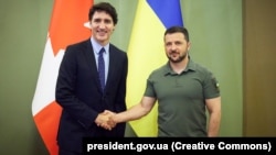 Президент України Володимир Зеленський і прем’єр-міністр Канади Джастін Трюдо (ліворуч). Київ, 10 червня 2023 року