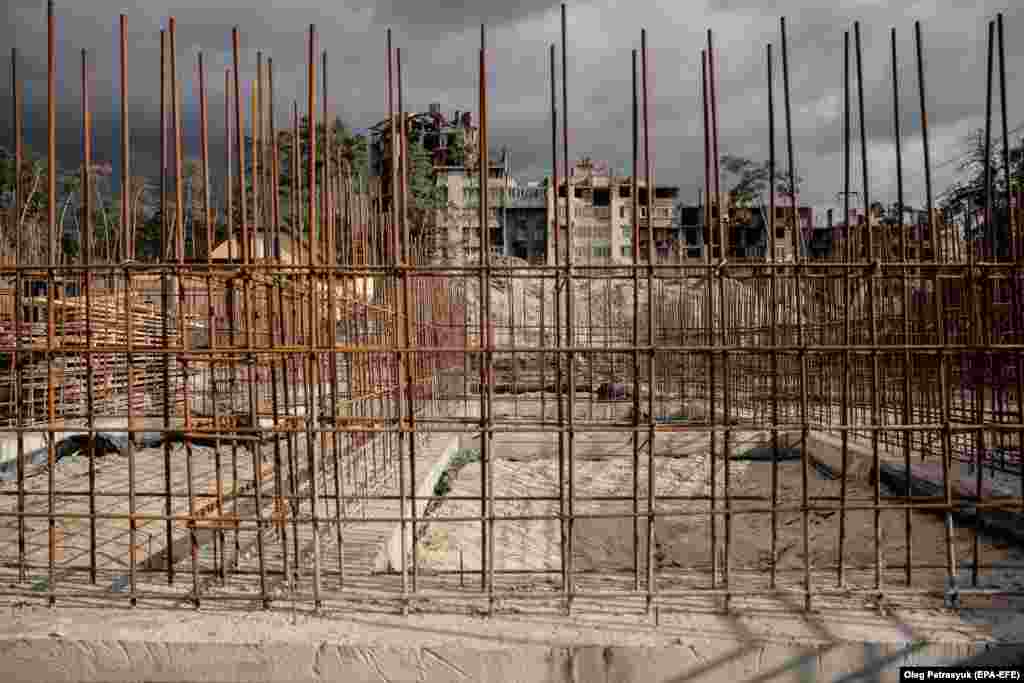 Poza surprinde fundația unei clădiri noi din Irpin. Grupul ReBuildUA estimează că va cheltui aproximativ 685 de milioane de dolari pentru a repara orașul.