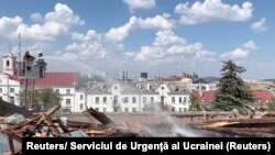 O rachetă rusească a lovit Teatrul Dramatic din Cernihiv, Ucraina, ucigând șapte oameni și rănind 144. Fotografia reprezintă o captură dintr-un clip pus la dispoziția Reuters de salvatorii Serviciului de Urgență al Ucrainei.