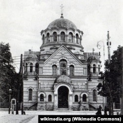 Церква Олександра Невського, зведена наприкінці ХІХ століття. Зруйнована більшовиками. Стояла на тому місці, де згодом поховали генерала Ватутіна і встановили йому пам’ятник