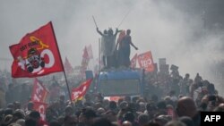 Protestele din Franța au luat o asemenea anvergură, încât vizita regelui Charles al Regatului Unit a fost amânată.