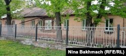 Пошкоджена будівля лікарні, де працювали сімейні лікарі