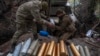 Українські військові готують боєприпаси для самохідної гаубиці, Часів Яр, 11 травня 2023 року